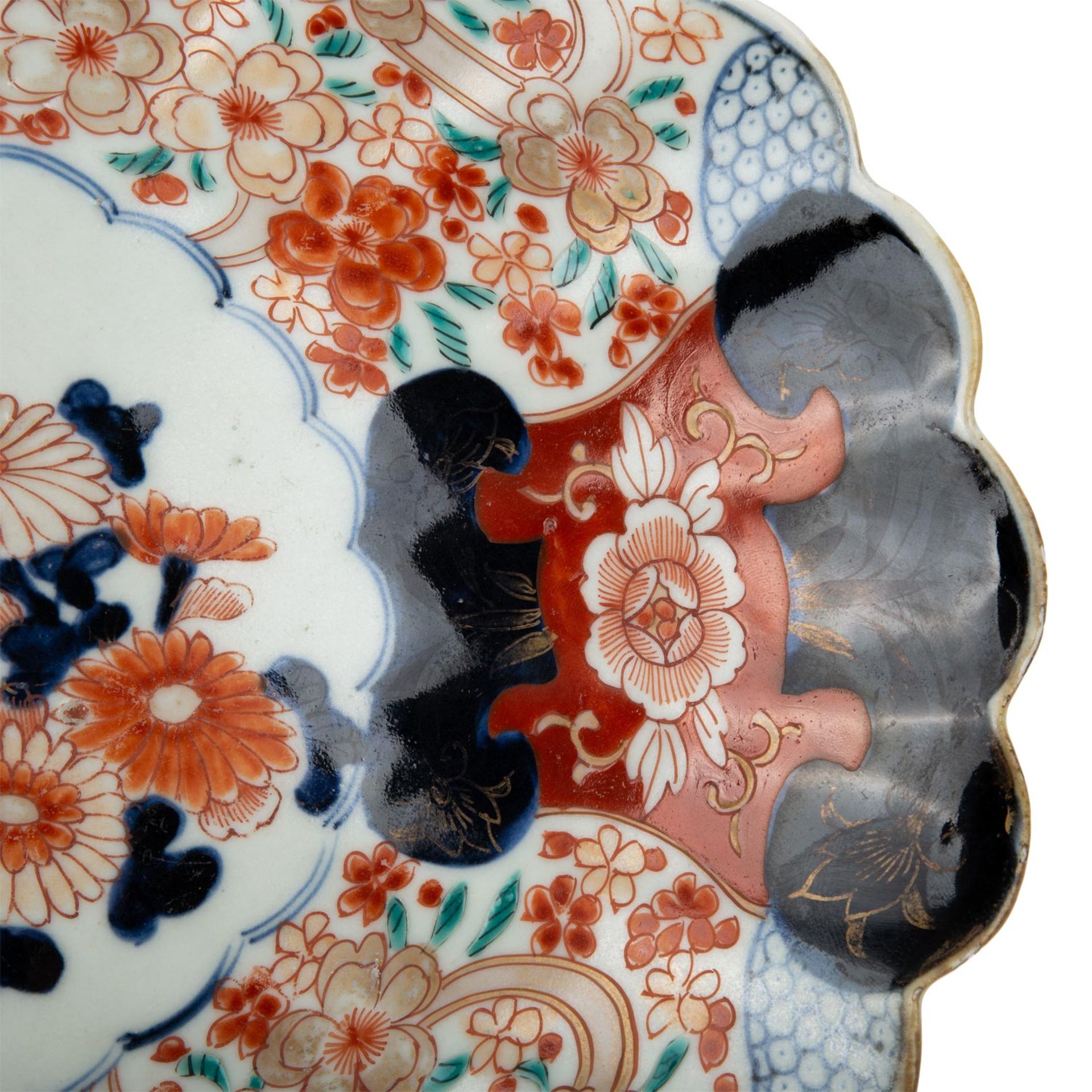 Imari-Ovalplatte. JAPAN, 19. Jh..Gebogter Rand. Bemalt in Unterglasurblau, Eisenrot, G - Image 2 of 4