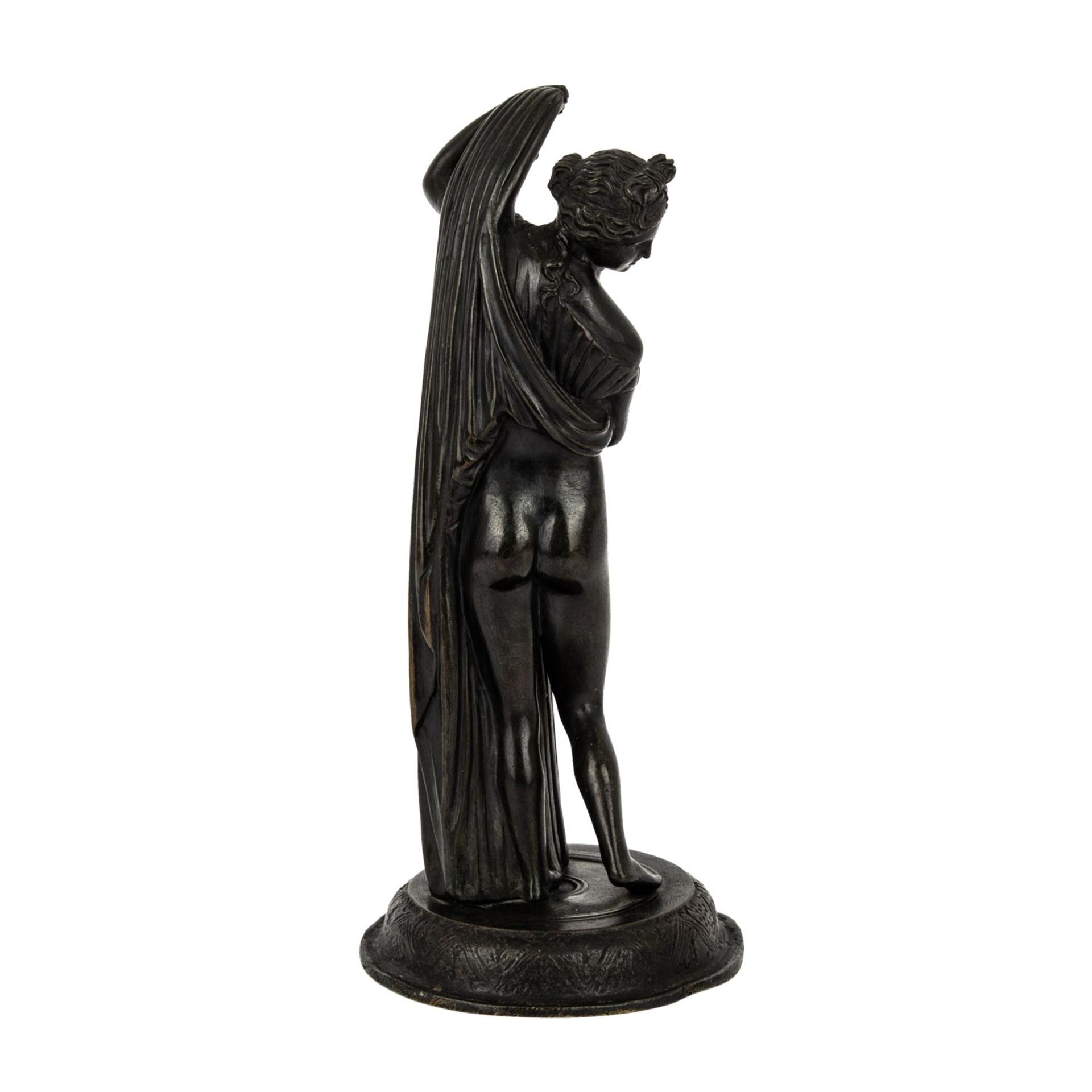 VENUS IM BADE19.Jh., Bronze patiniert, auf runder Plinthe die nur leicht bekleidete, s - Image 3 of 5