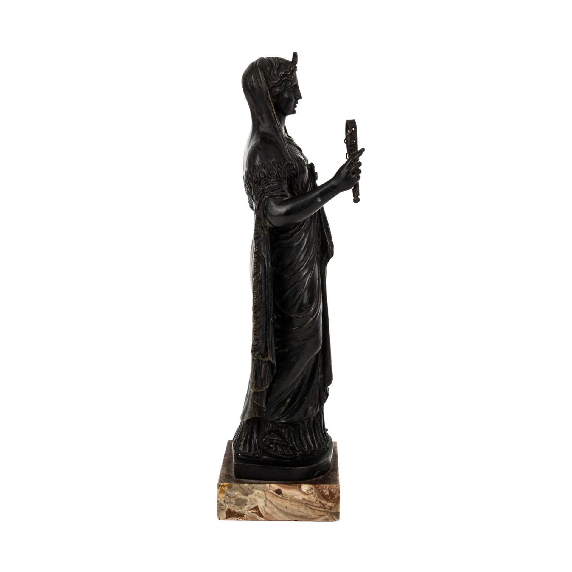 BILDHAUER DES 19.JH. "Klassizistische Bronzefigur einer Vestalin"Wohl Frankreich, 19.J - Image 4 of 5