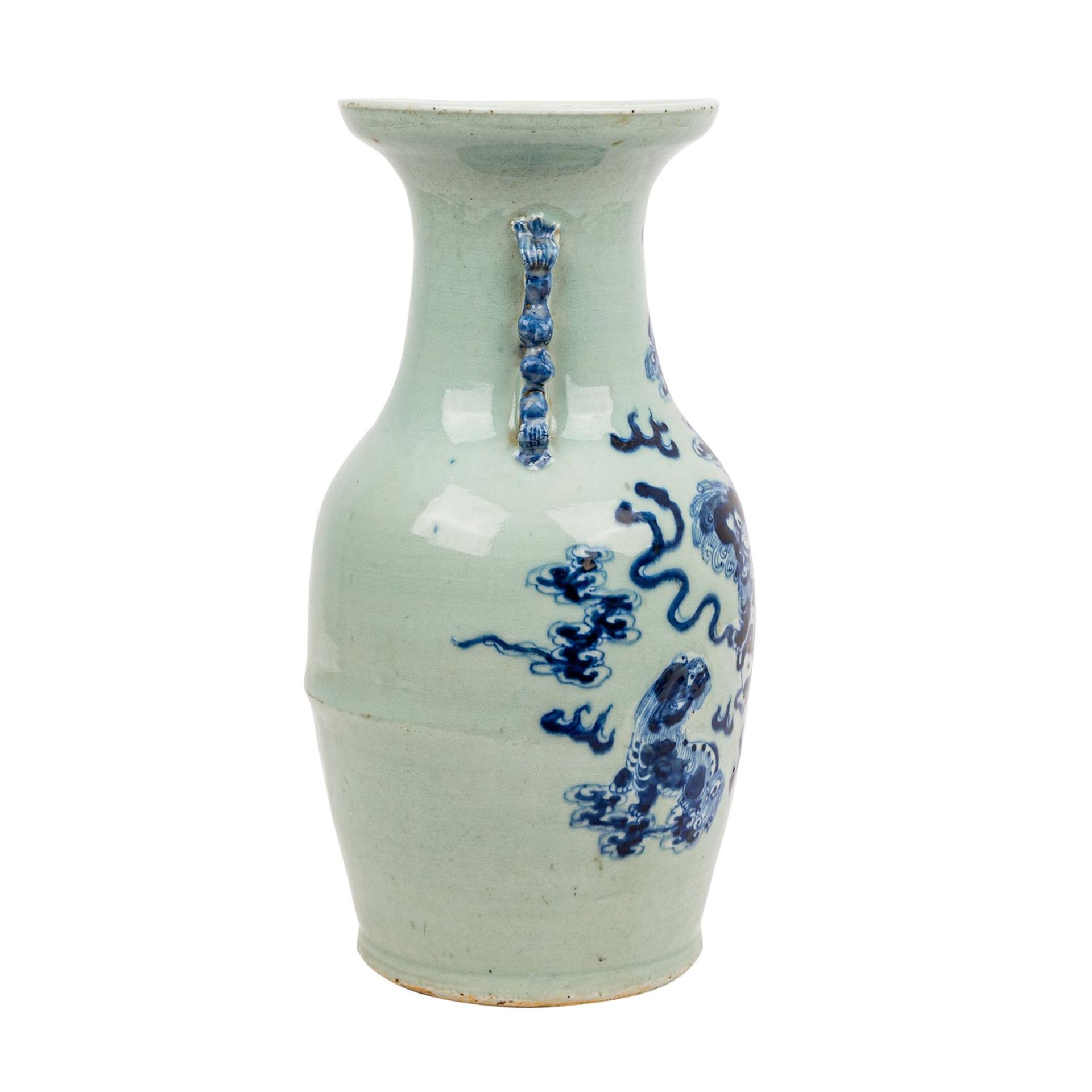 Seladonfarbene Vase aus Porzellan. CHINA.Mit seitlich am Hals aufgesetzten Handhaben i - Image 4 of 6