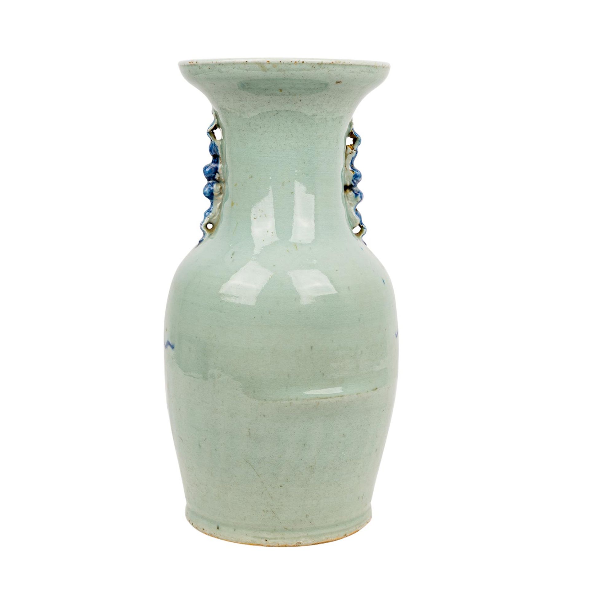 Seladonfarbene Vase aus Porzellan. CHINA.Mit seitlich am Hals aufgesetzten Handhaben i - Image 3 of 6