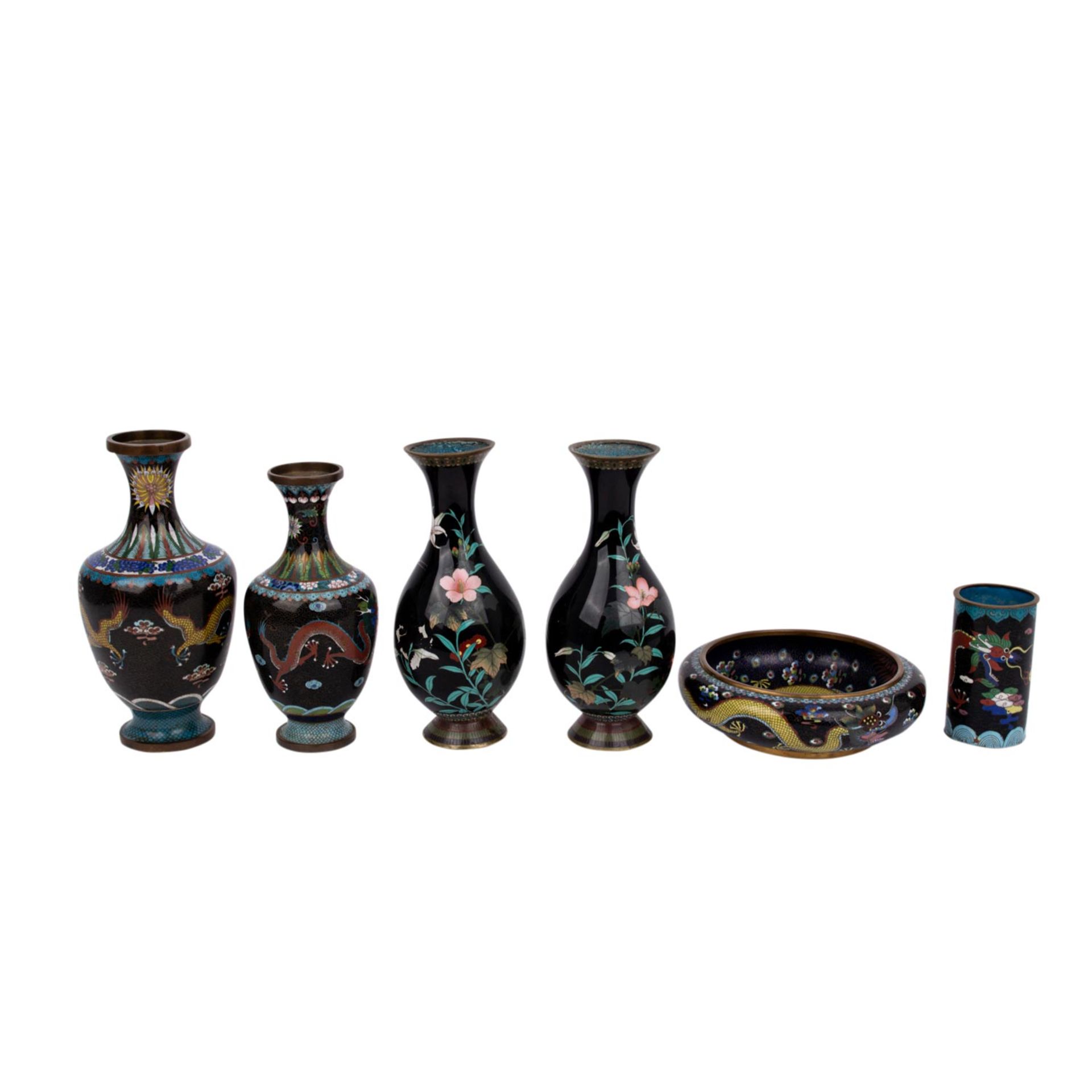 Sammlung von 19 Teilen aus buntem Émail Cloisonné. CHINA und JAPAN, 19. und 20. Jh.: - Image 9 of 10