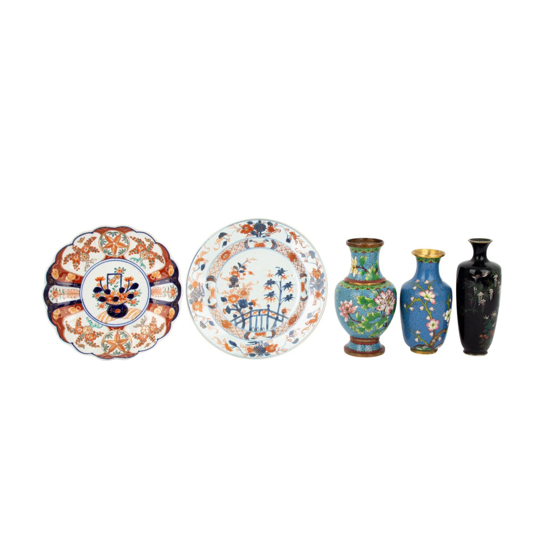 Konvolut: 5 Teile aus CHINA und JAPAN:2 Imari-Teller, D.: ca. 22 cm und 3 Cloisonné V