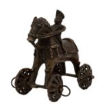 Altes Kinderspielzeug "Pferd" aus Messing-Bronze, INDIEN, 19. Jh..Pferd mit Reiter auf
