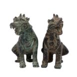 Paar asiatische Wächterlöwen aus Bronze.Krustige Patina, H.: 15 cm.A pair of