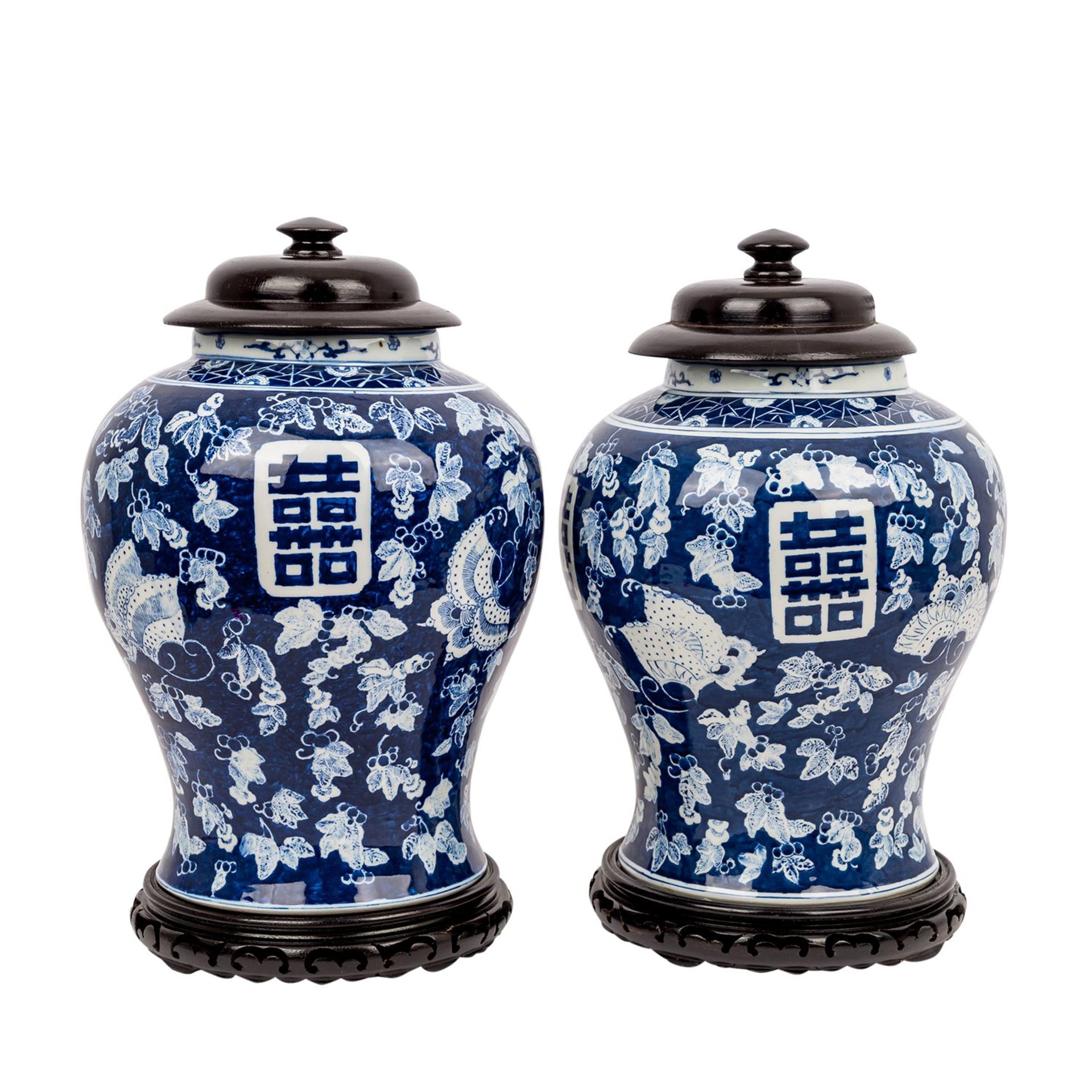 Paar blau-weisse Balustervasen aus Porzellan. CHINA.Unterglasurblau bemalt mit kleinen - Image 3 of 5