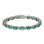 Armband mit Smaragden und Brillanten,zus. ca, 0,76 ct, mittlere Farbe u. Reinheit, Sm