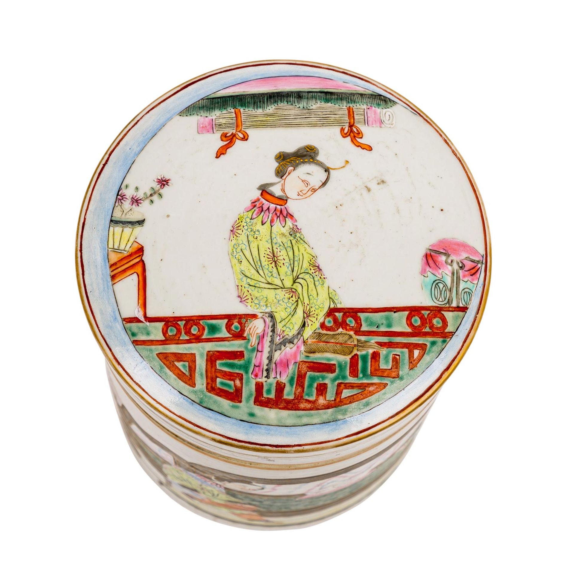 Teedose aus Porzellan. CHINA, 19. Jh..In den Farben der 'Famille rose' bemalt mit eine - Bild 6 aus 6