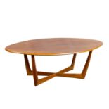 MID-CENTURY COFFEE TABLE Deutschland, Nussbaum, länglicher, ovaler Tisch auf gekreuzt