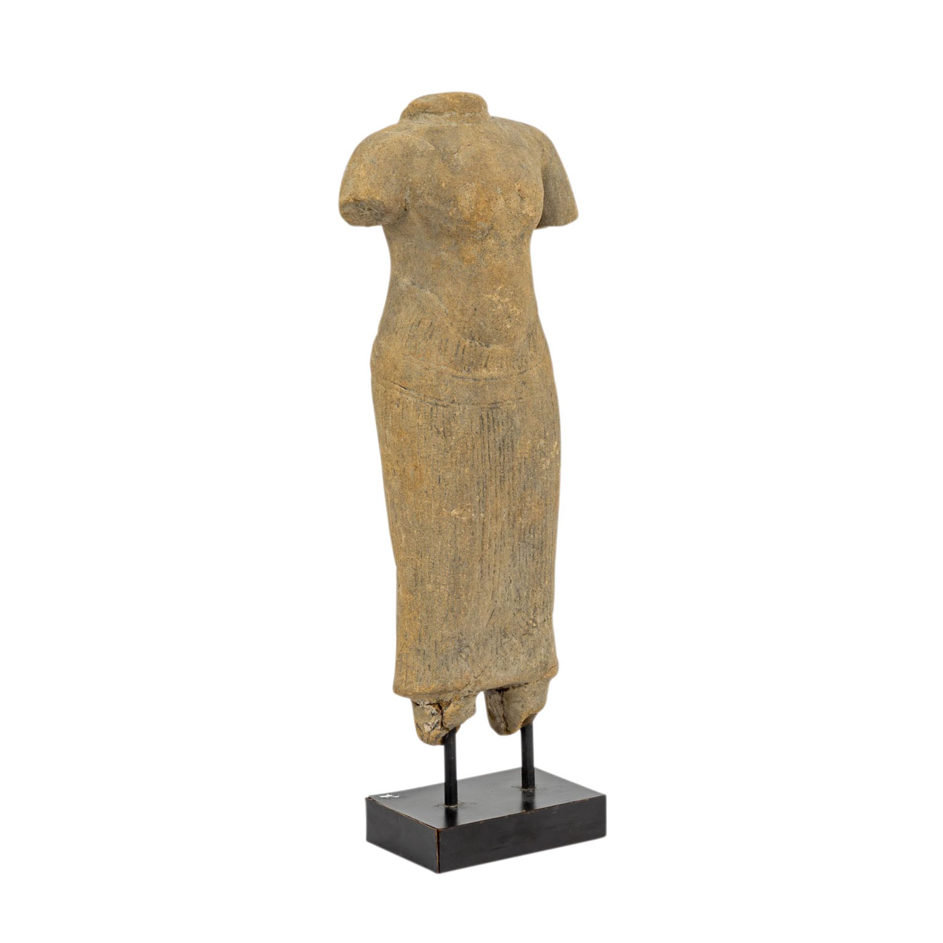 Weiblicher Torso aus Sandstein. KHMER/BAPHUON, 11. Jh.. Sehr schön ausgearbeiteter we