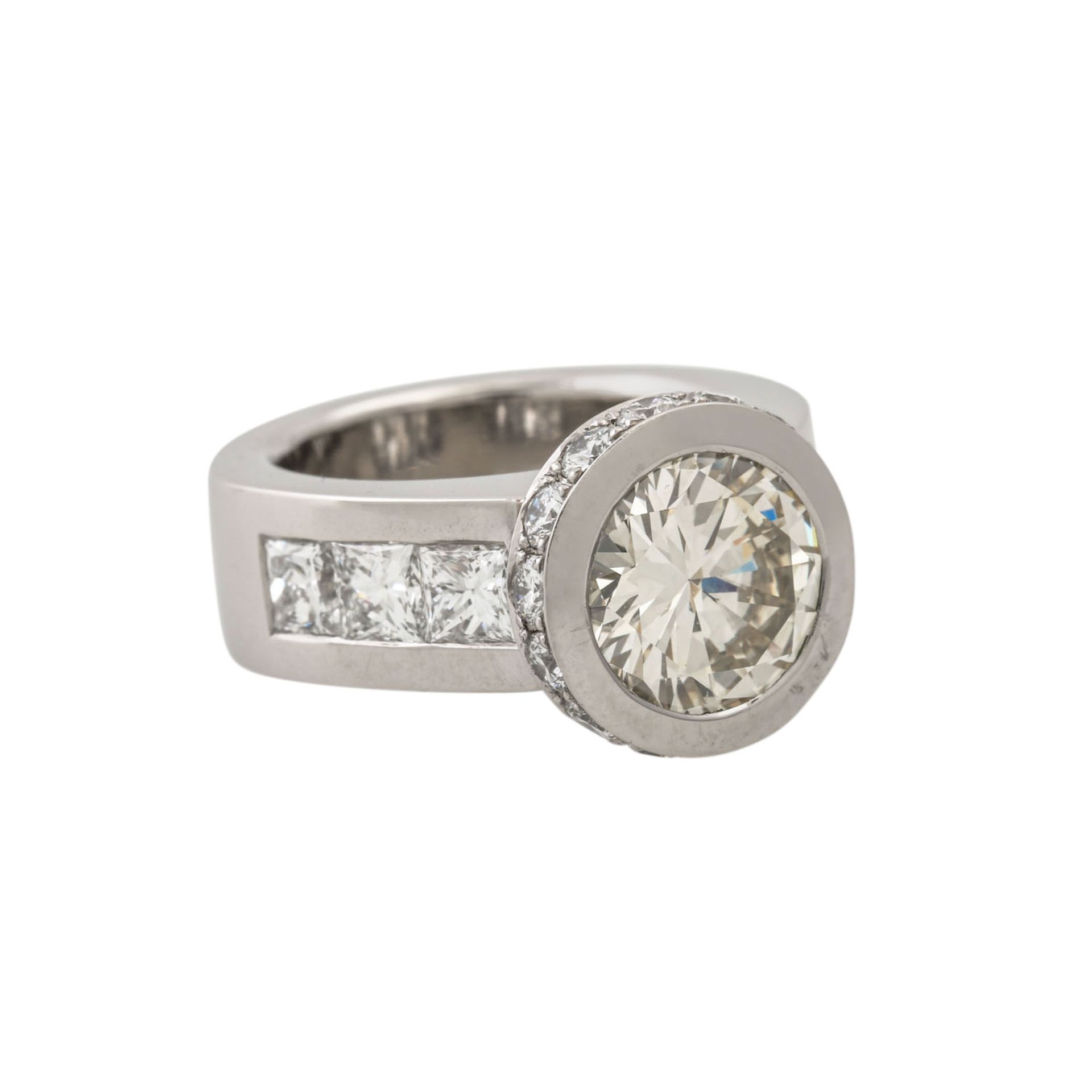 Ring mit Brillant von ca. 3 ct, 6 Prinzessdiamanten zus. ca.1,3 ct und 14 kl. Brillan