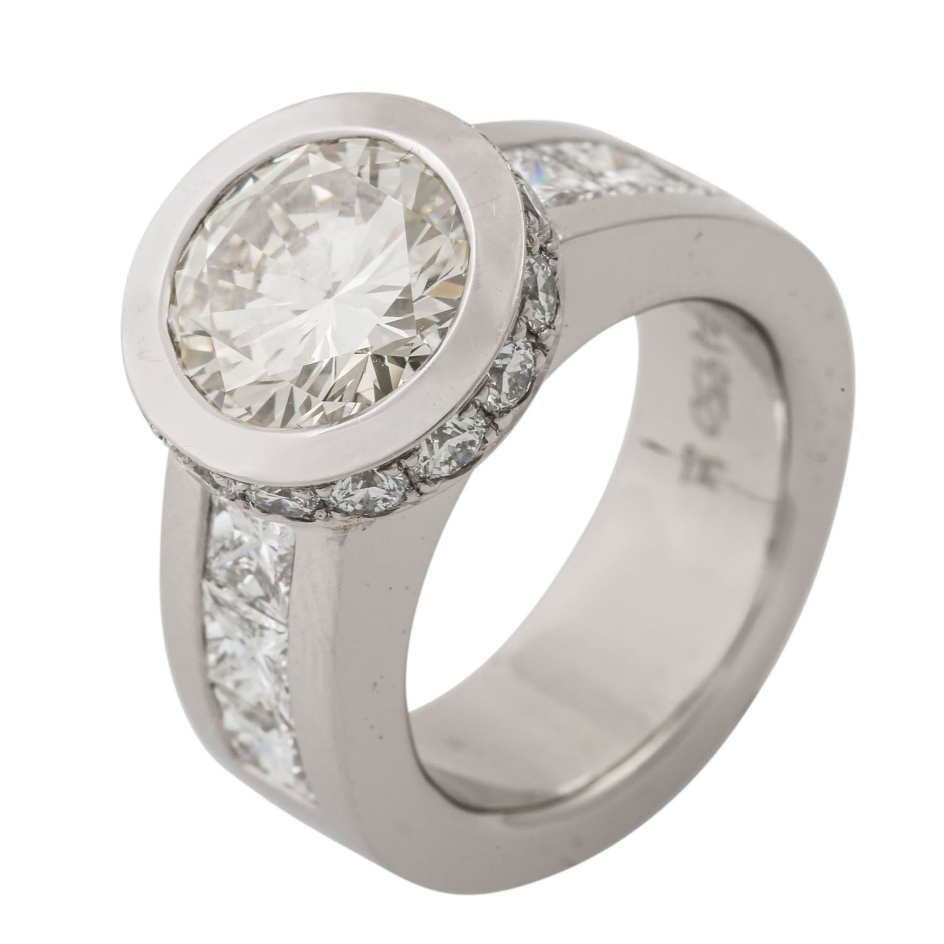 Ring mit Brillant von ca. 3 ct, 6 Prinzessdiamanten zus. ca.1,3 ct und 14 kl. Brillan - Image 6 of 7