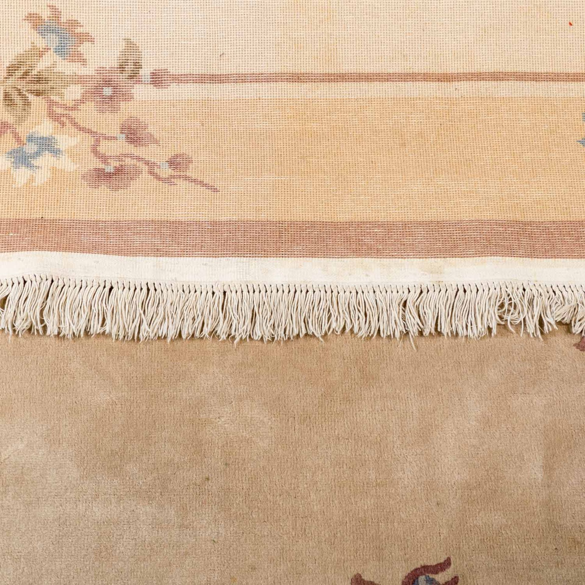 Teppich. CHINA, 20. Jh., 250x170 cm. Das unifarben beige Innenfeld und die hellbraune - Image 3 of 4