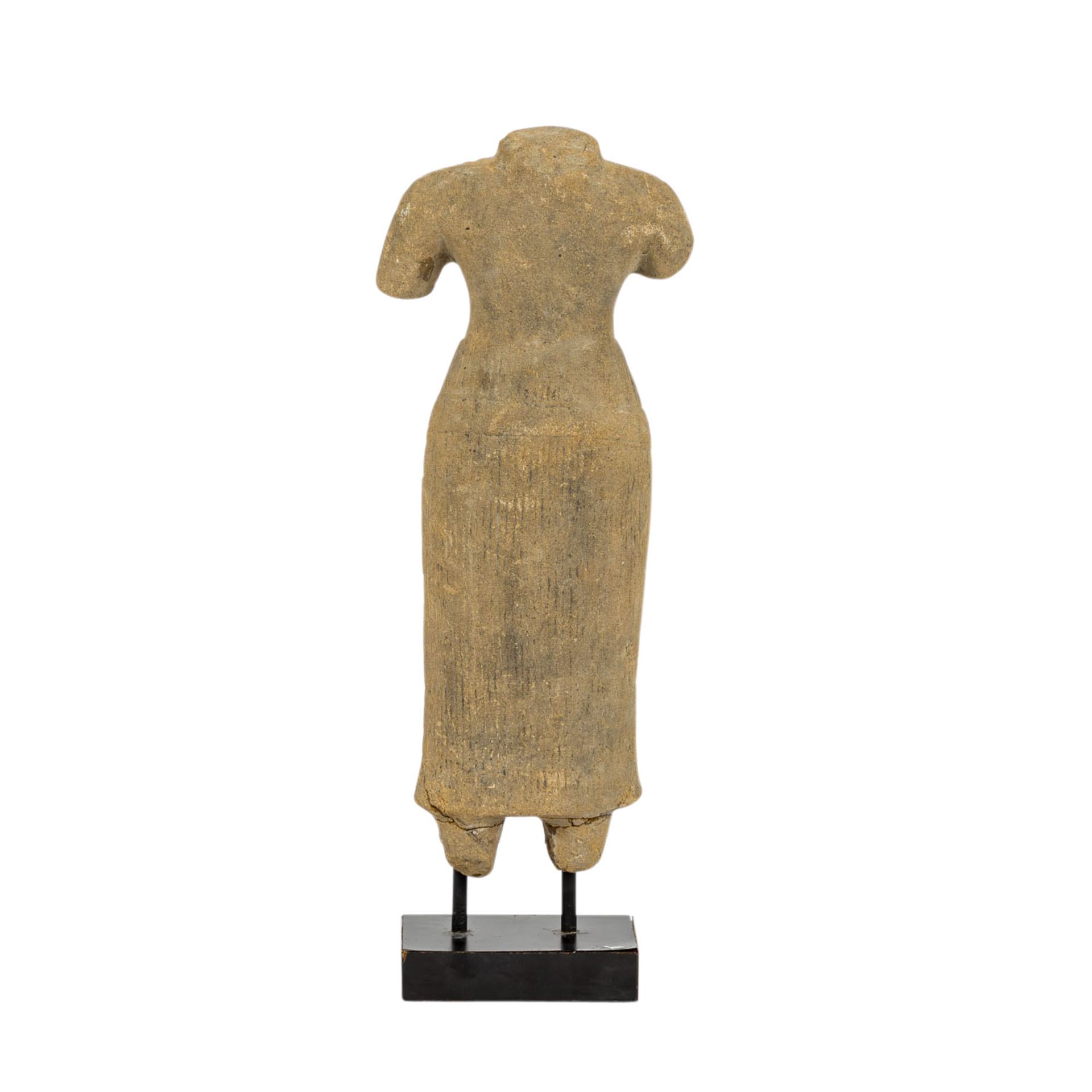 Weiblicher Torso aus Sandstein. KHMER/BAPHUON, 11. Jh.. Sehr schön ausgearbeiteter we - Image 4 of 7
