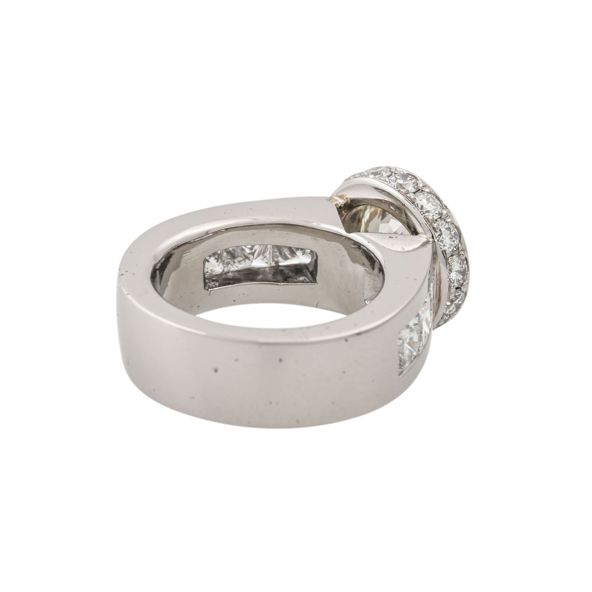 Ring mit Brillant von ca. 3 ct, 6 Prinzessdiamanten zus. ca.1,3 ct und 14 kl. Brillan - Image 3 of 7