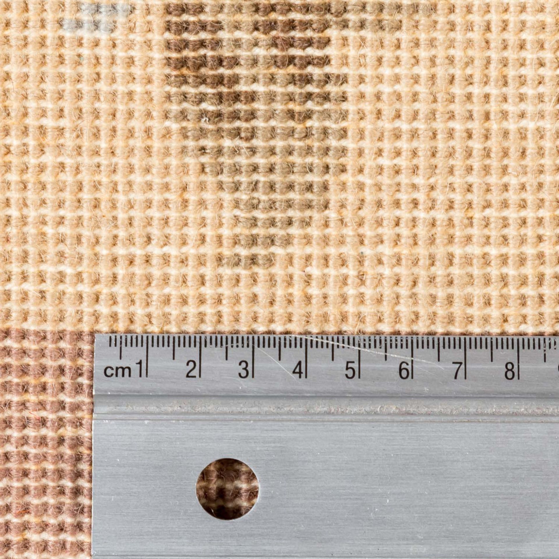 Teppich. CHINA, 20. Jh., 250x170 cm. Das unifarben beige Innenfeld und die hellbraune - Image 4 of 4