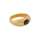 Bandring mit oval fac. Saphir und 2 Brillanten, zus. ca. 0,38 ct, graviert, ca. FW-WEI