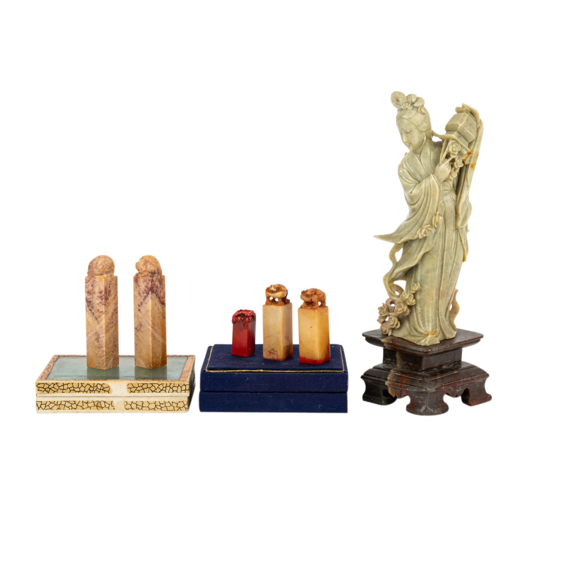 5 Teile aus Speckstein. CHINA: 4 Siegel, H.: 5 cm-7,5 cm und 1 Guanyin-Figur, H.: 16,5