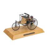 FRANKLIN MINT 'Benz Patent Motorwagen 1886'. Modell im Maßstab 1:8, auf Holzsockel, M