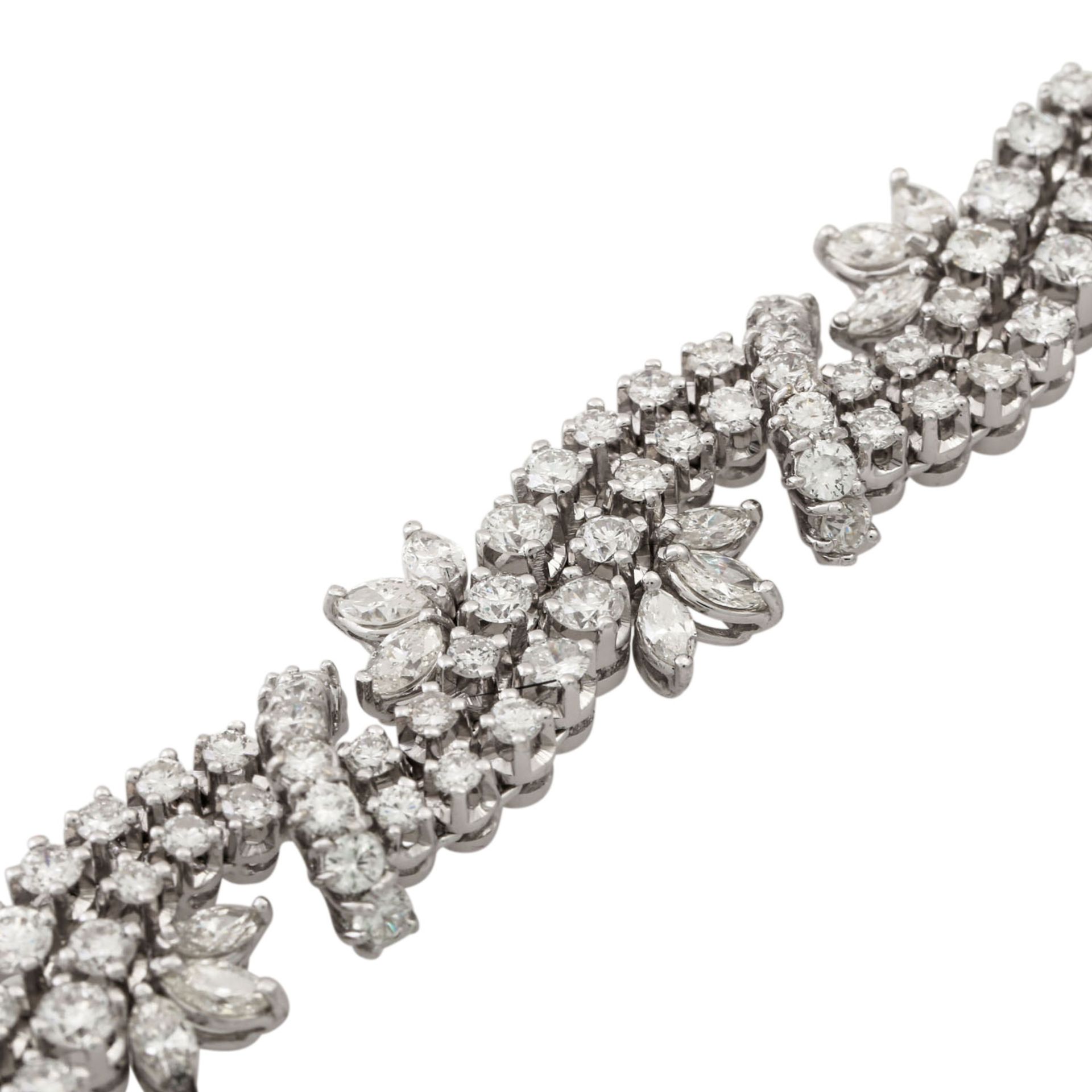 Armband mit 150 Brillanten zus. ca. 10 ct und 36 Diamantnavettes zus. ca. 5,7 ct, ca. - Image 4 of 6