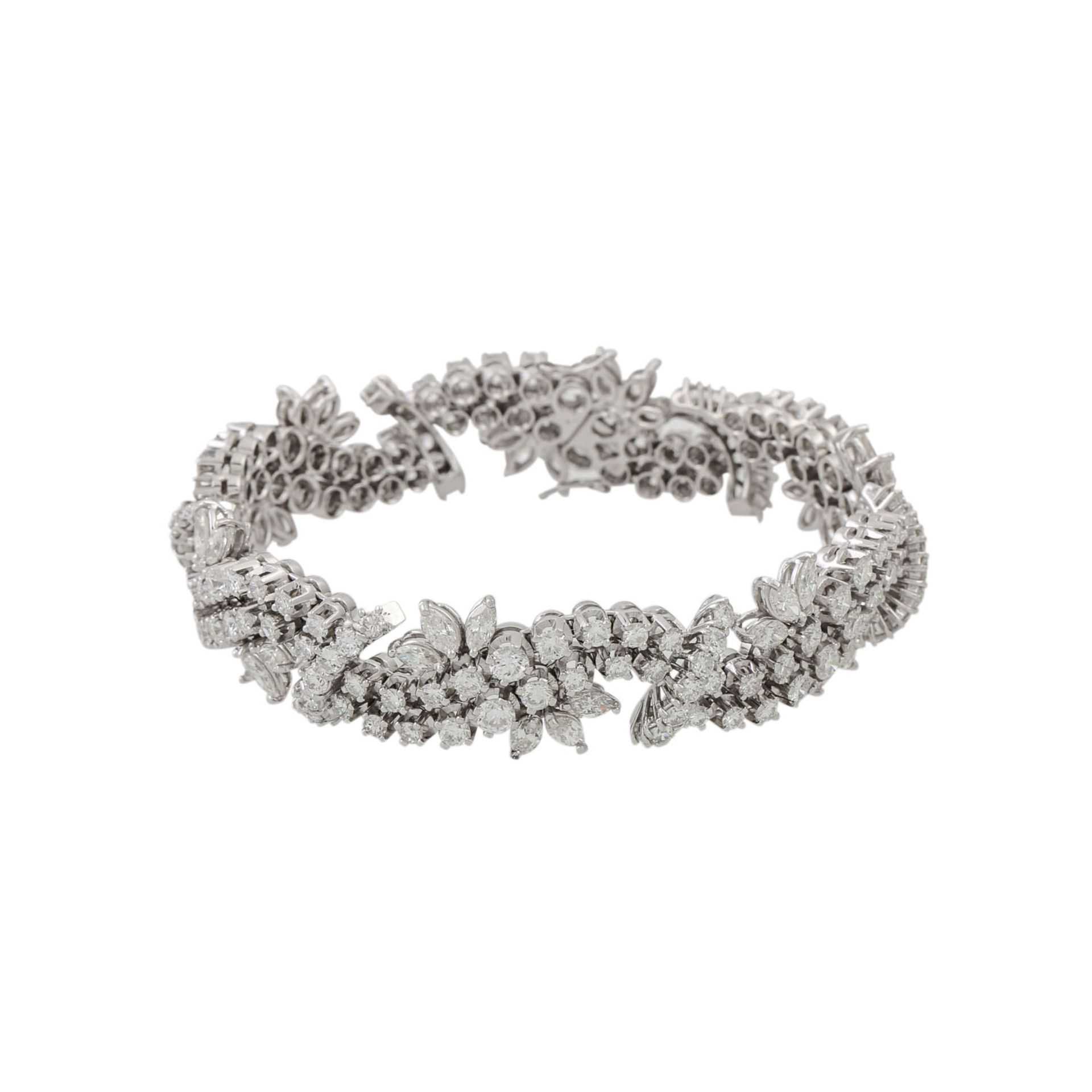 Armband mit 150 Brillanten zus. ca. 10 ct und 36 Diamantnavettes zus. ca. 5,7 ct, ca.