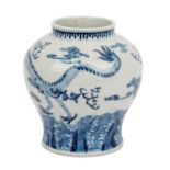 Blau-weißer Balustertopf, CHINA, 19. Jh.. Balusterförmige Vase, dekoriert in Untergl