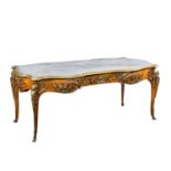 BUREAU PLAT IM LOUIS XV-STIL Frankreich, um 1900, allseitig gerahmte Furnierfelder, Ap