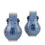 Paar blau-weisse Vasen. CHINA, 20. Jh.. Vierkantige Form mit gebauchtem Korpus Seitlic