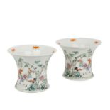 Paar Vasen aus Porzellan. CHINA, Kuang-hsü Dynastie (1871-1908) Trompetenförmig ausk