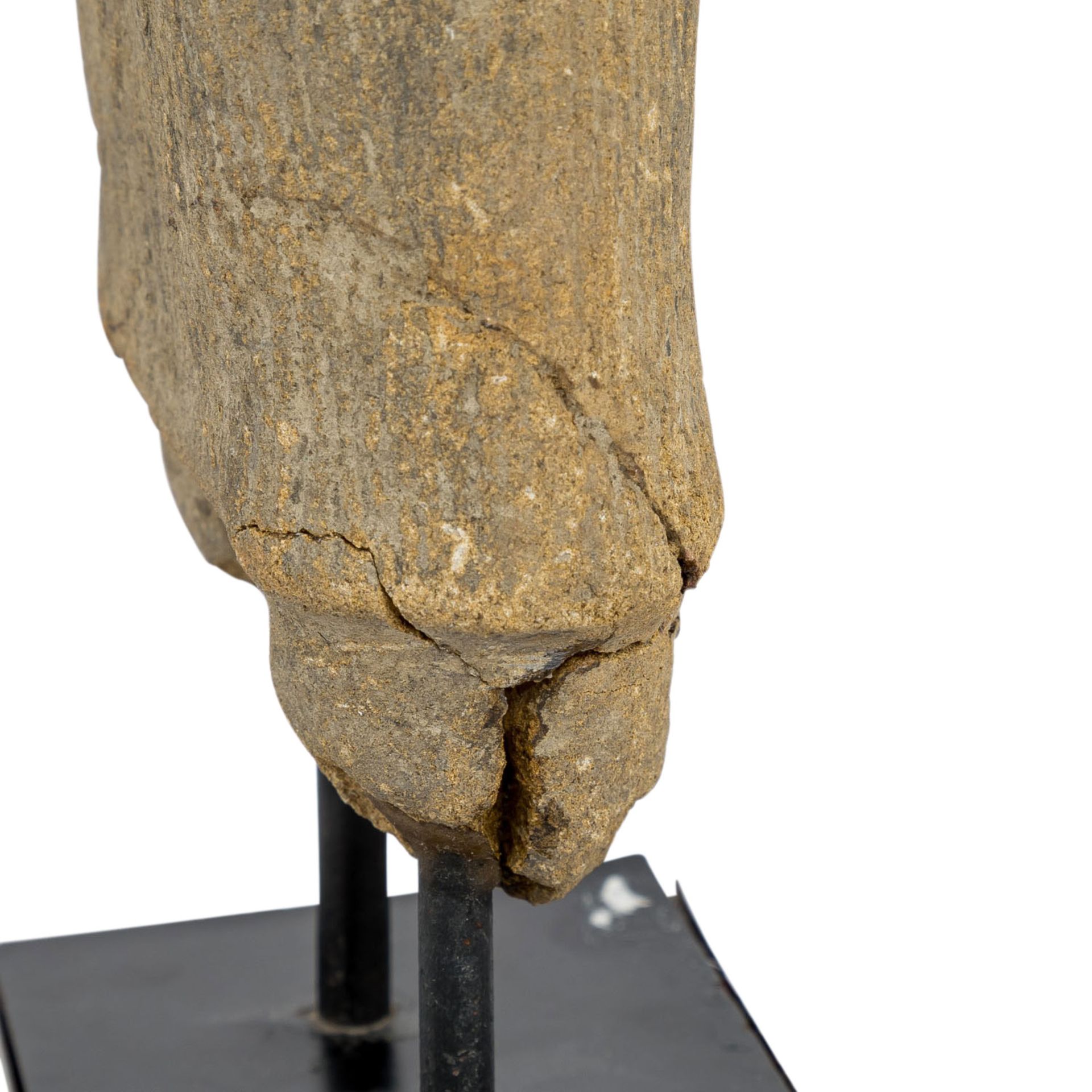 Weiblicher Torso aus Sandstein. KHMER/BAPHUON, 11. Jh.. Sehr schön ausgearbeiteter we - Image 7 of 7