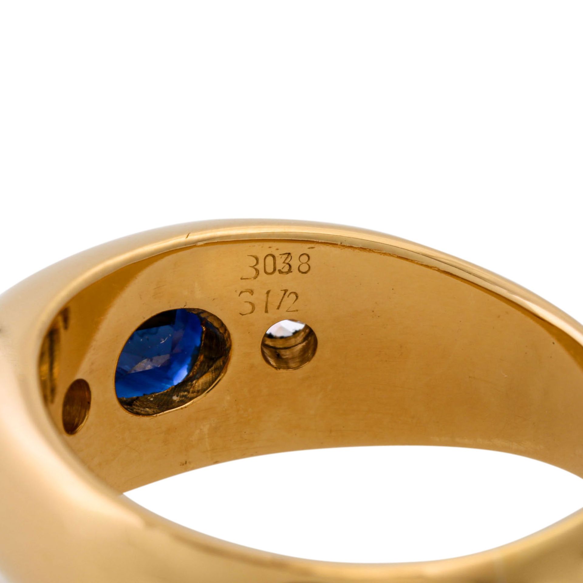 Bandring mit oval fac. Saphir und 2 Brillanten, zus. ca. 0,38 ct, graviert, ca. FW-WEI - Bild 6 aus 7