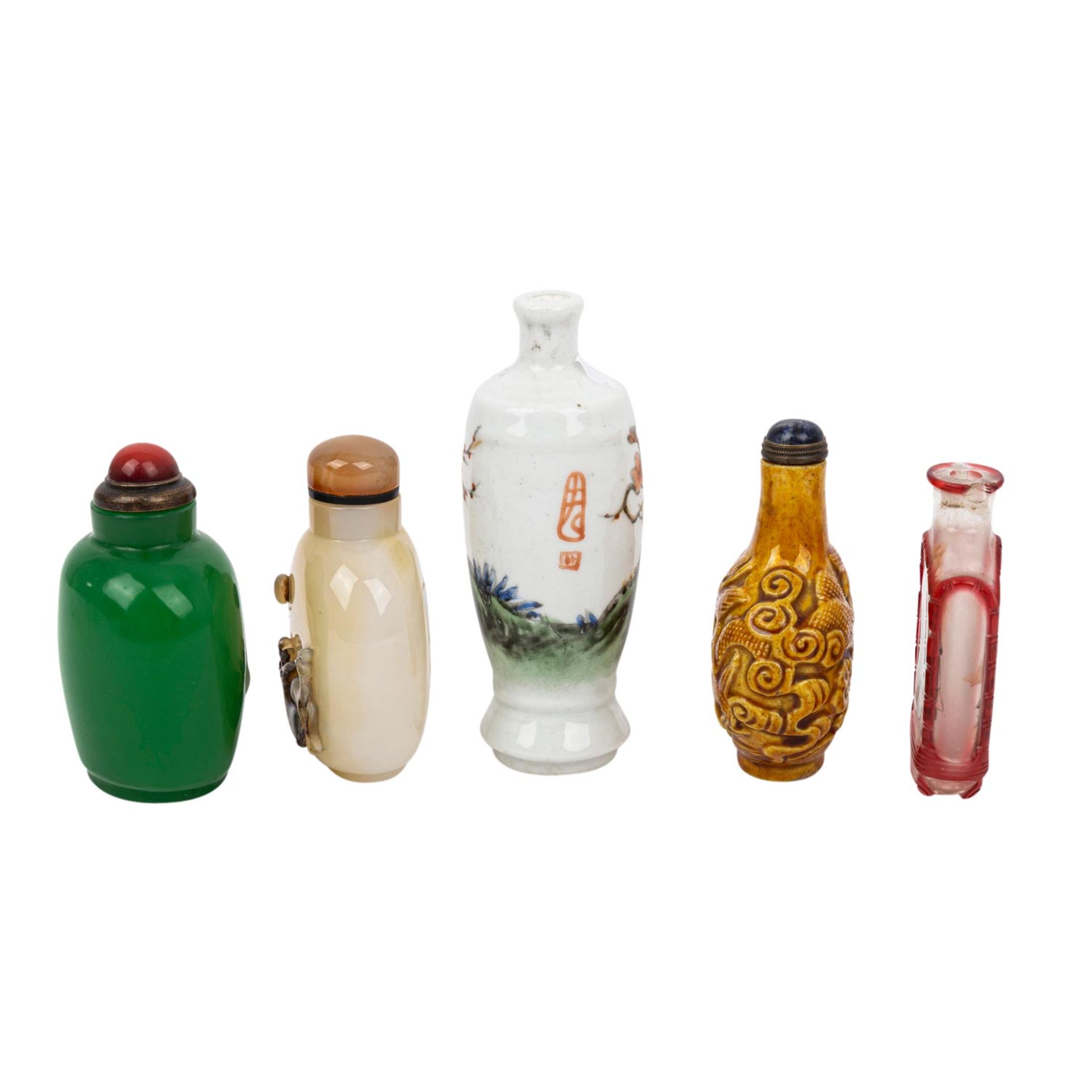 5 snuff bottle. CHINA, 19./20. Jh.: aus grünem Pekingglas, H.: 7,5 cm/aus gelb glasie - Image 2 of 9