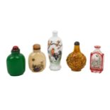 5 snuff bottle. CHINA, 19./20. Jh.: aus grünem Pekingglas, H.: 7,5 cm/aus gelb glasie