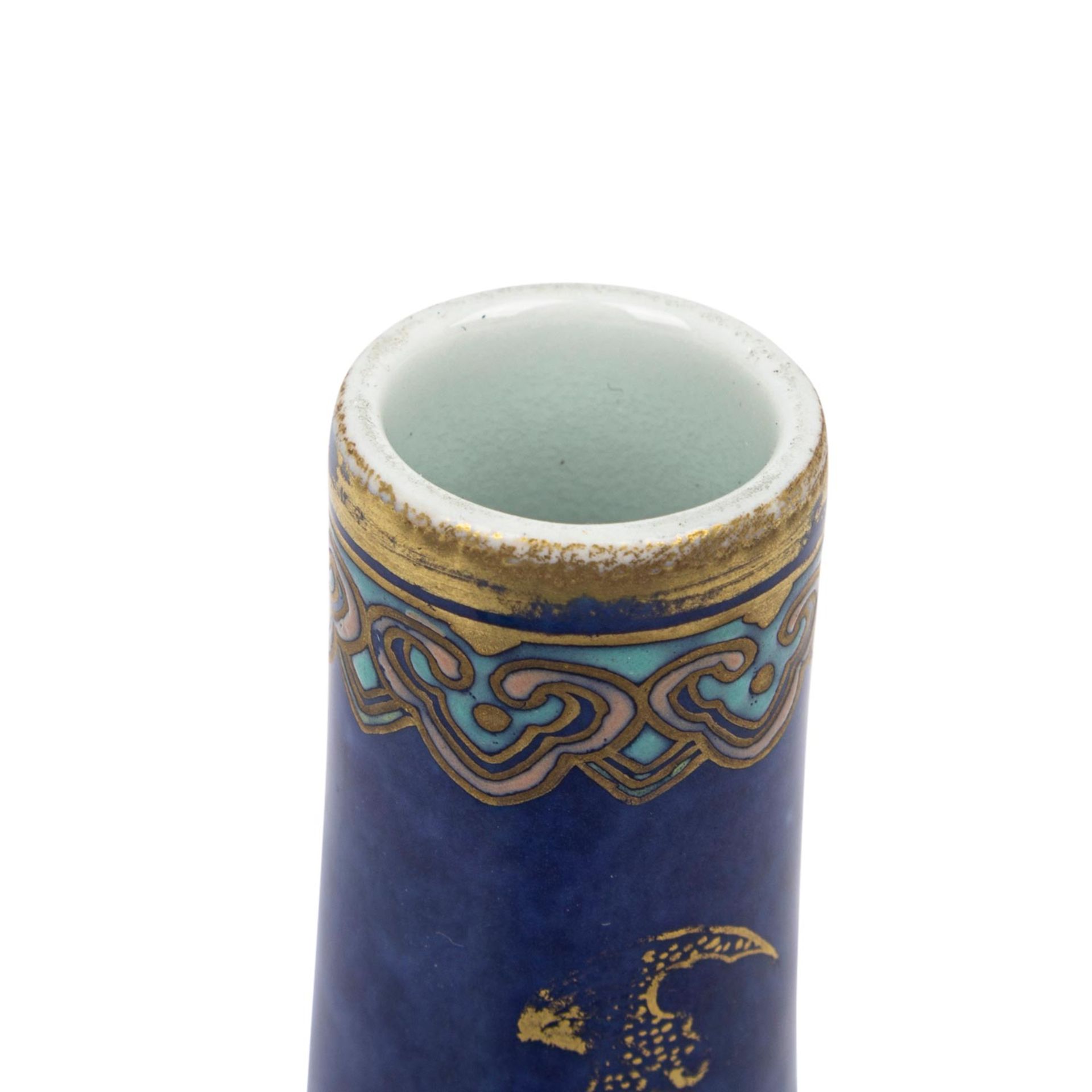 Vase aus Porzellan. CHINA, 1908-1911. Blauer Fond mit Emaillemalerei von roten Granata - Image 5 of 6