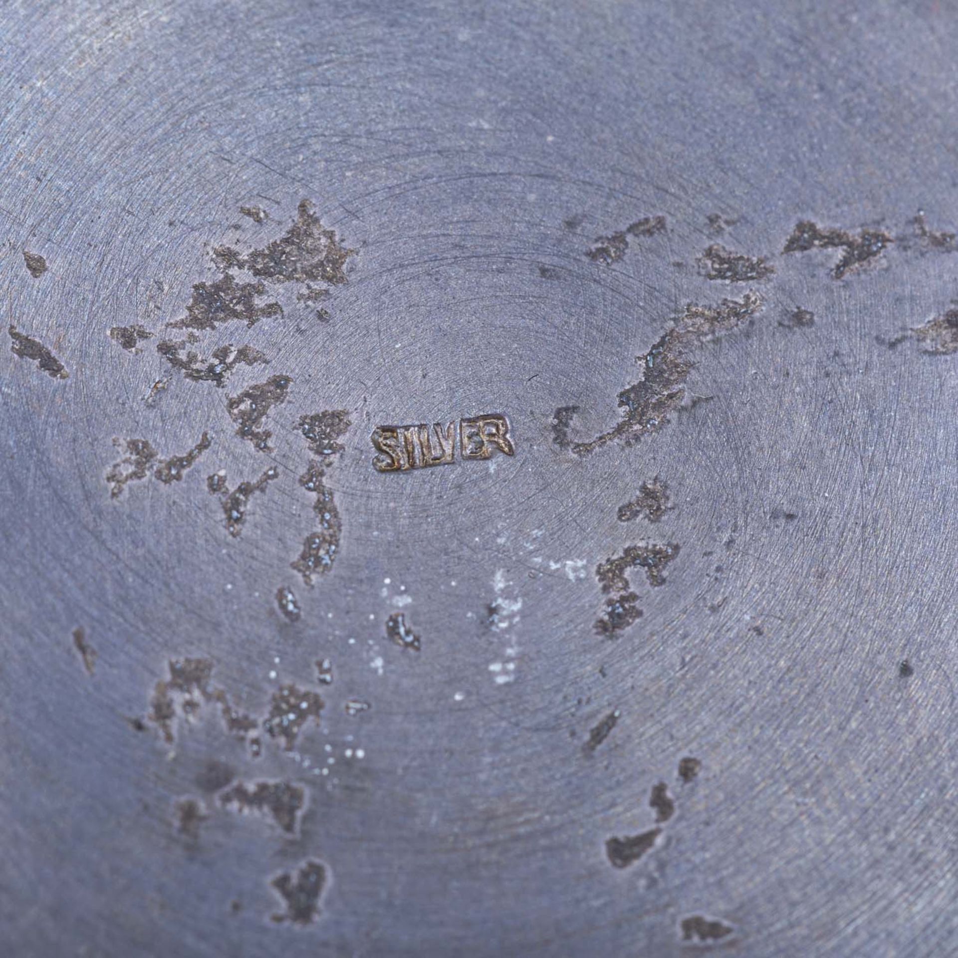 2 Vitrinenobjekte aus Silber. CHINA, 1 Rundschale in Form eines Mischwesens aus Drache - Image 3 of 3