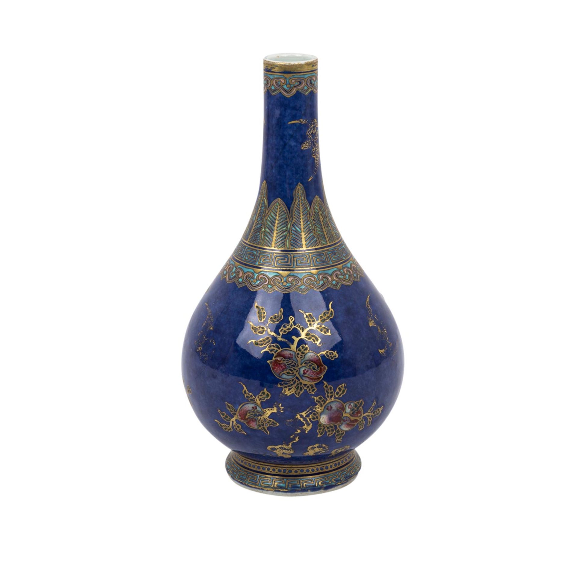 Vase aus Porzellan. CHINA, 1908-1911. Blauer Fond mit Emaillemalerei von roten Granata
