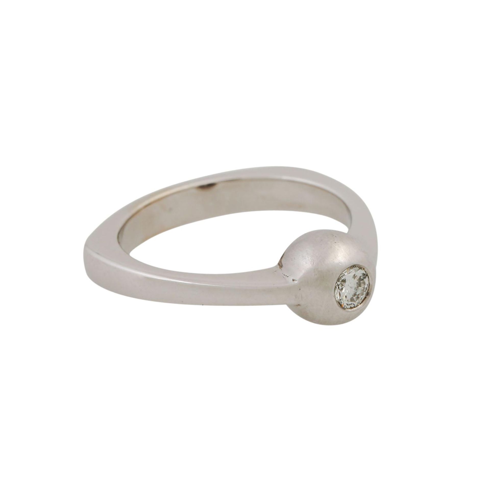 Ring mit Brillant ca. 0,15 ct, ca. WEISS (H)/SI, WG 18K, 6,2 gr, RW: 56, 1970er/80er J