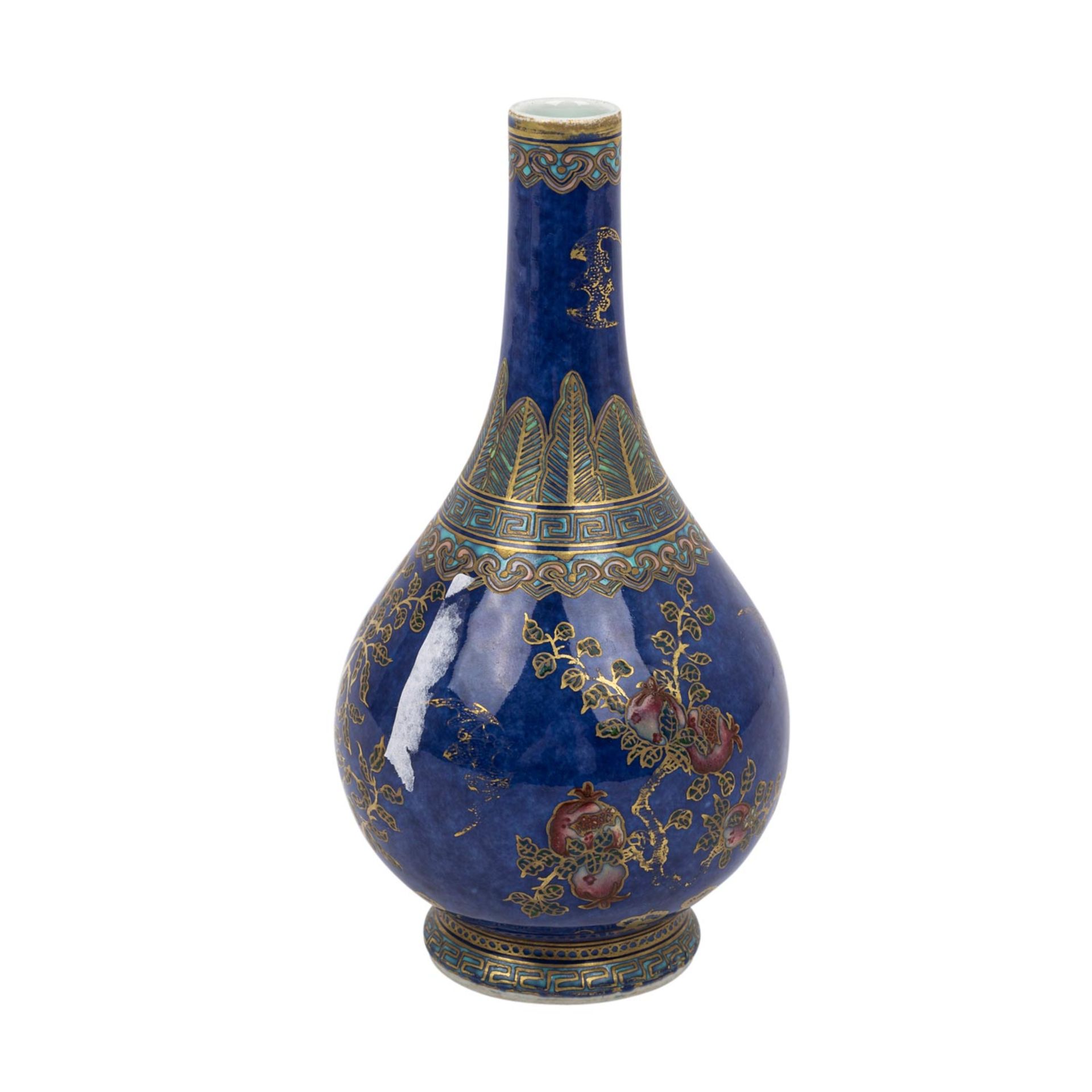 Vase aus Porzellan. CHINA, 1908-1911. Blauer Fond mit Emaillemalerei von roten Granata - Image 3 of 6