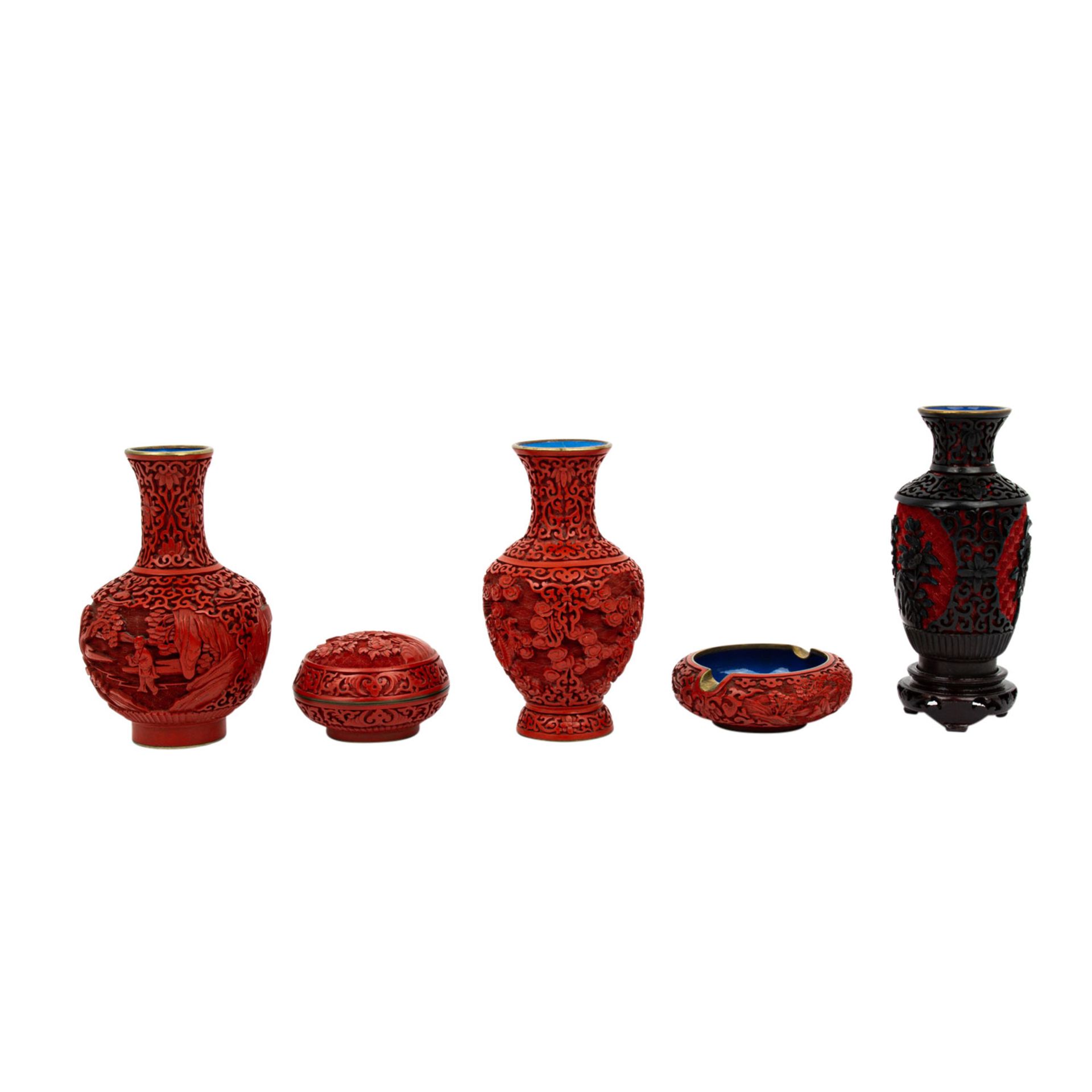 Konvolut Rotlackschnitzereien, CHINA, 5-tlg.: 3 Vasen (H.: 15,5-17 cm)+ 1 Holzsockel, - Bild 4 aus 6