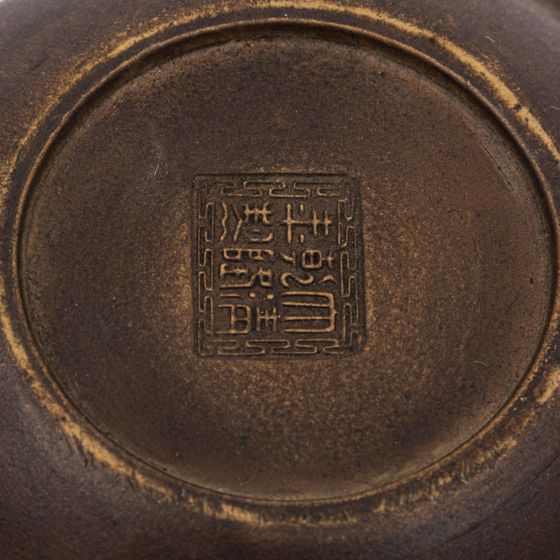 Wasserschälchen aus Keramik. CHINA, 20. Jh.. Dekoriert mit umlaufendem Drachen, unter - Image 5 of 5