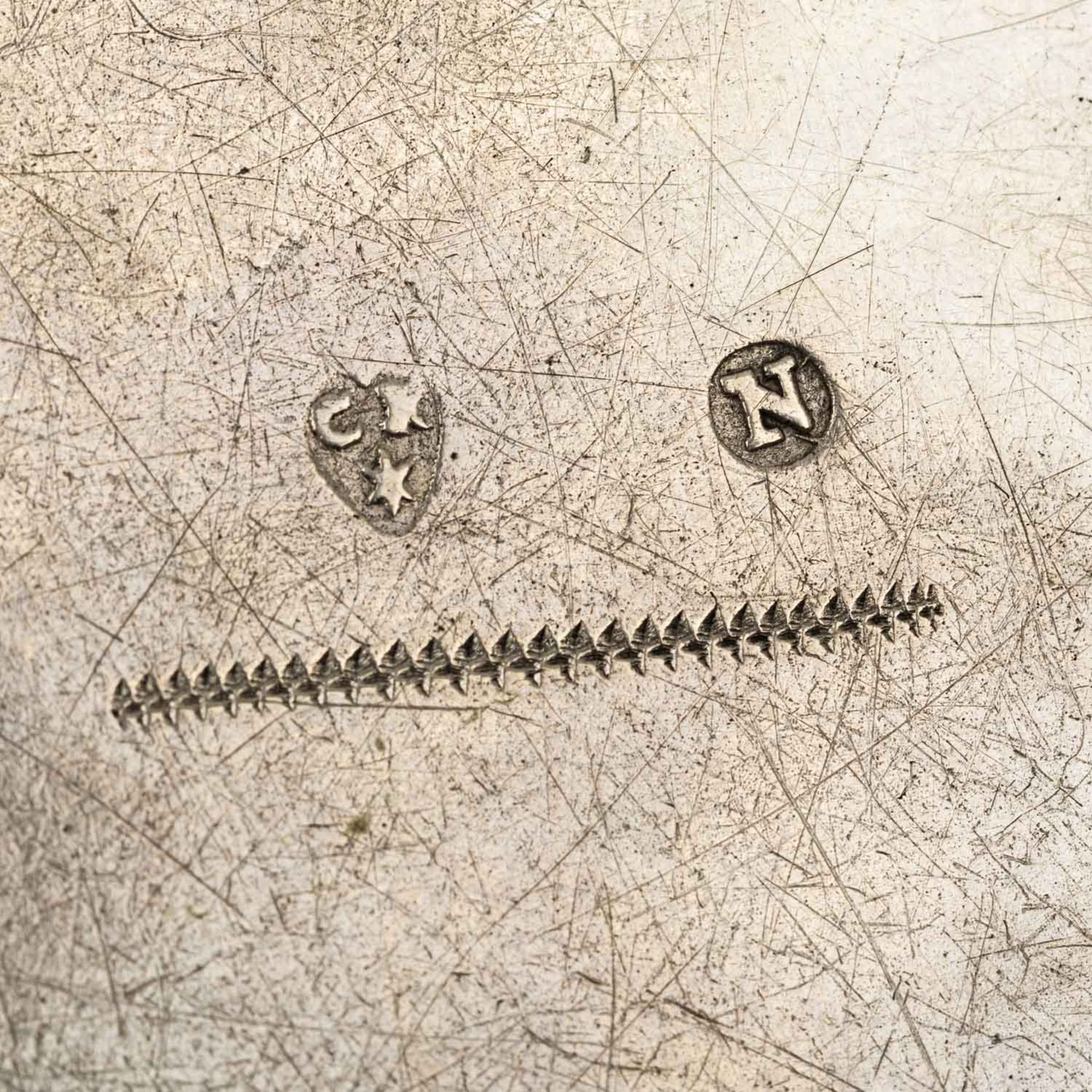 NÜRNBERG Deckeldose, 18. Jh. ovale Dose mit Teilvergoldung, Godronierung, ziselierter - Image 3 of 3