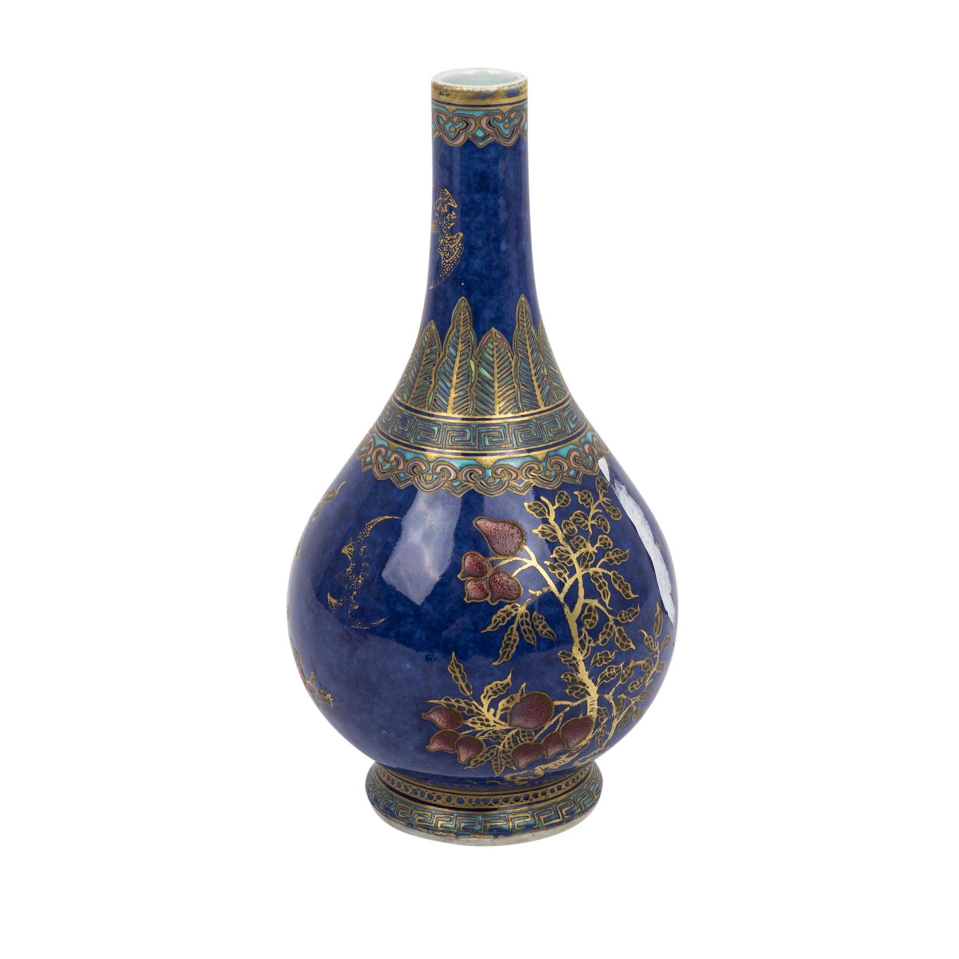 Vase aus Porzellan. CHINA, 1908-1911. Blauer Fond mit Emaillemalerei von roten Granata - Image 2 of 6