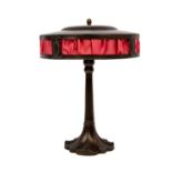 TISCHLAMPE, bronziertes Zinn, Lampenschirm mit roter Stoffauskleidung. H: 38 cm. Leich