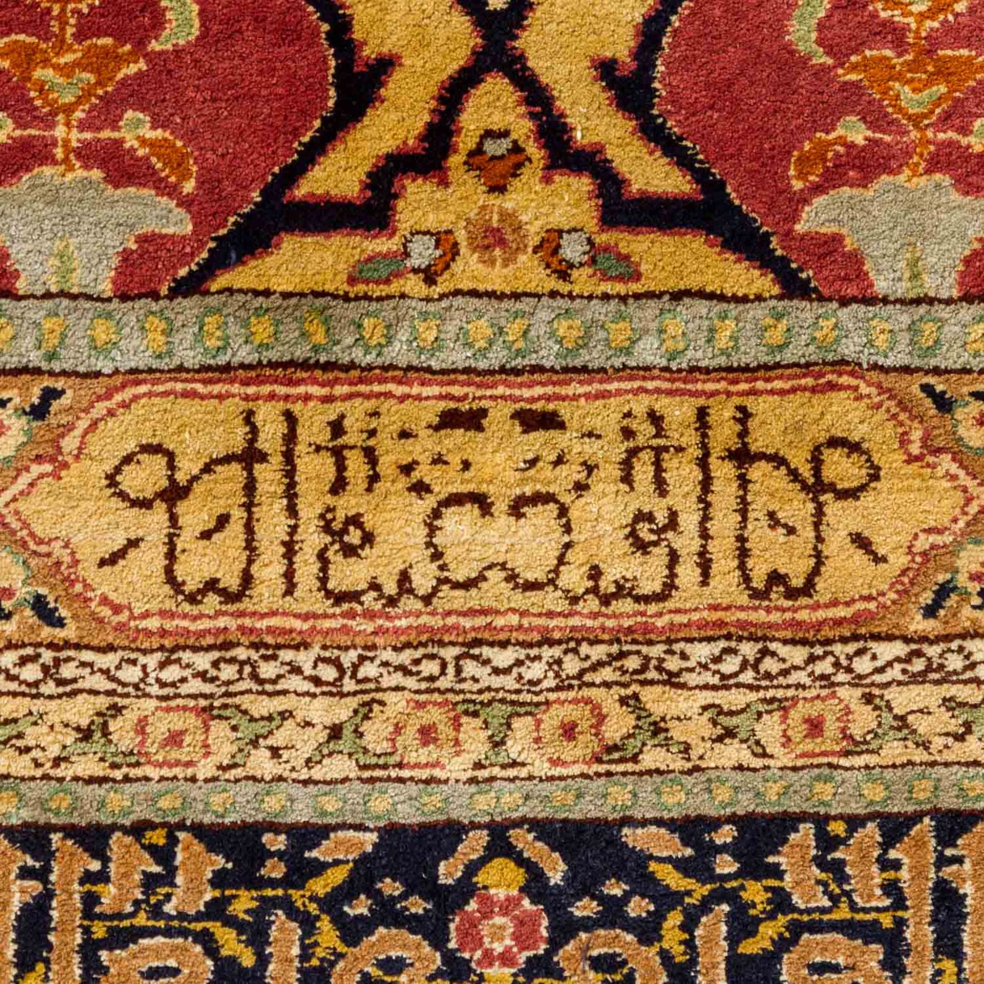 Orientteppich aus Seide, 20. Jh., 94x64 cm. Lachsfarbenes Giebelfeld mit Vasenmotiv, s - Bild 5 aus 5