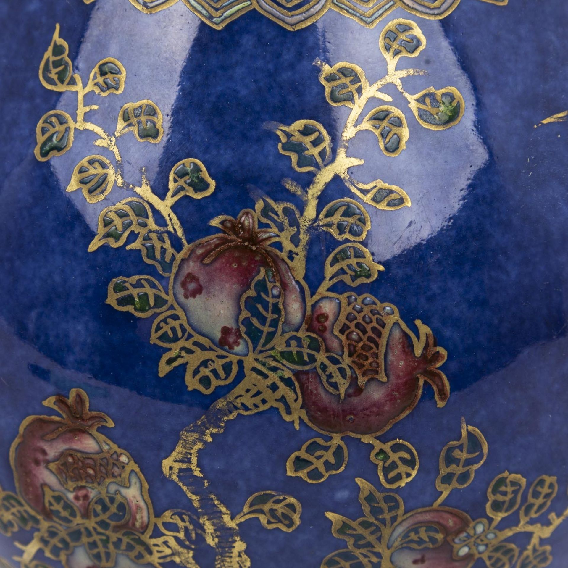Vase aus Porzellan. CHINA, 1908-1911. Blauer Fond mit Emaillemalerei von roten Granata - Image 6 of 6