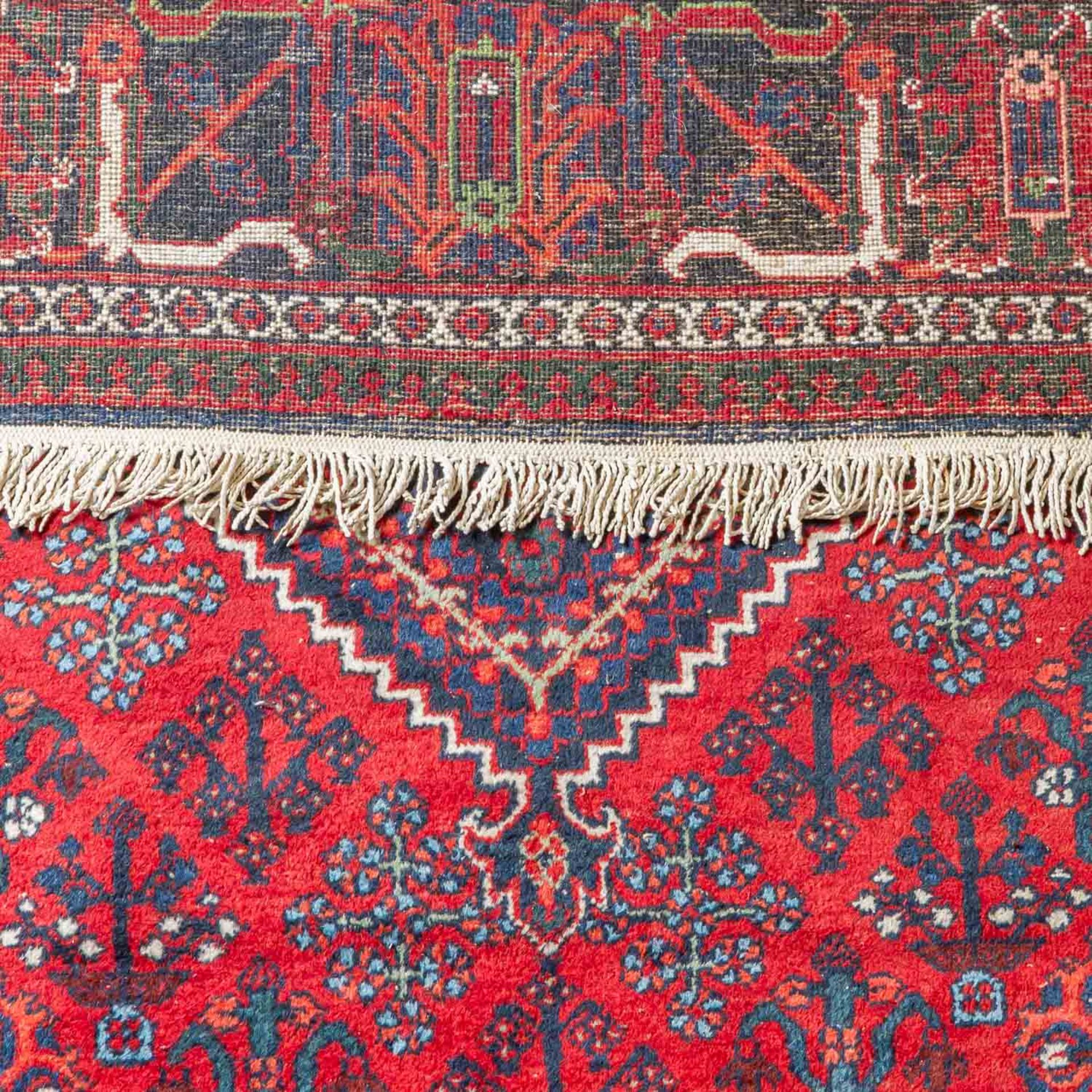 Orientteppich. JOSHAGHAN/PERSIEN, 20. Jh., 337x245 cm. Der dunkelrote Fond des Innenfe - Bild 3 aus 4