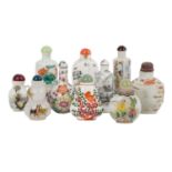 Zehn snuff bottles. CHINA, 19./20. Jh.. Aus Porzellan, Glas, mit Hinterglasmalerei, H:
