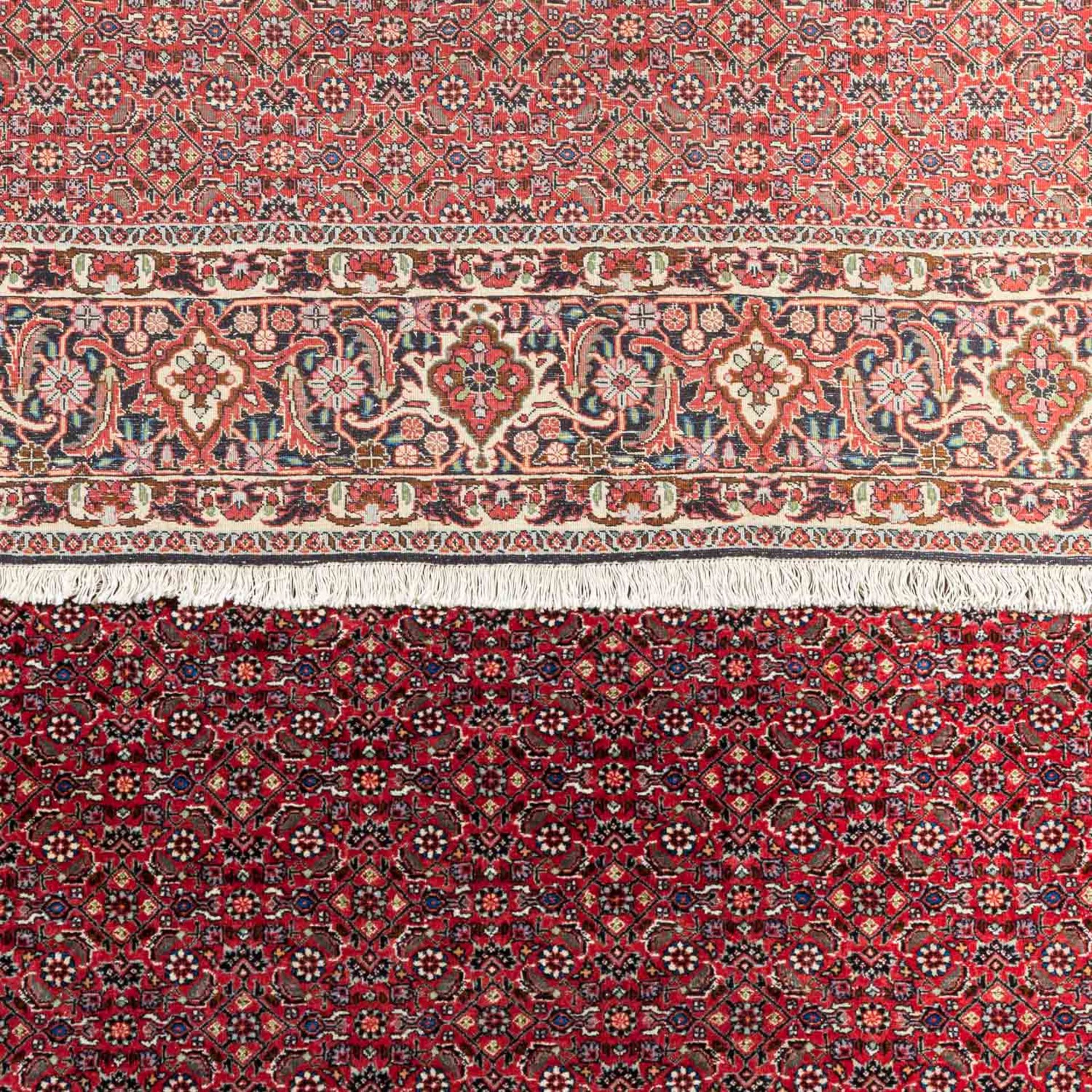 Orientteppich. BIDJAR/IRAN, 20. Jh., 300x253 cm. Dunkelroter Fond im Innenfeld mit dur - Bild 3 aus 4