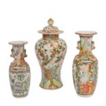3 Vasen im Famille-Rose-Stil, CHINA, um 1900: H.: 22,5 cm, 26,5 cm, 32,5 cm. Altersspu