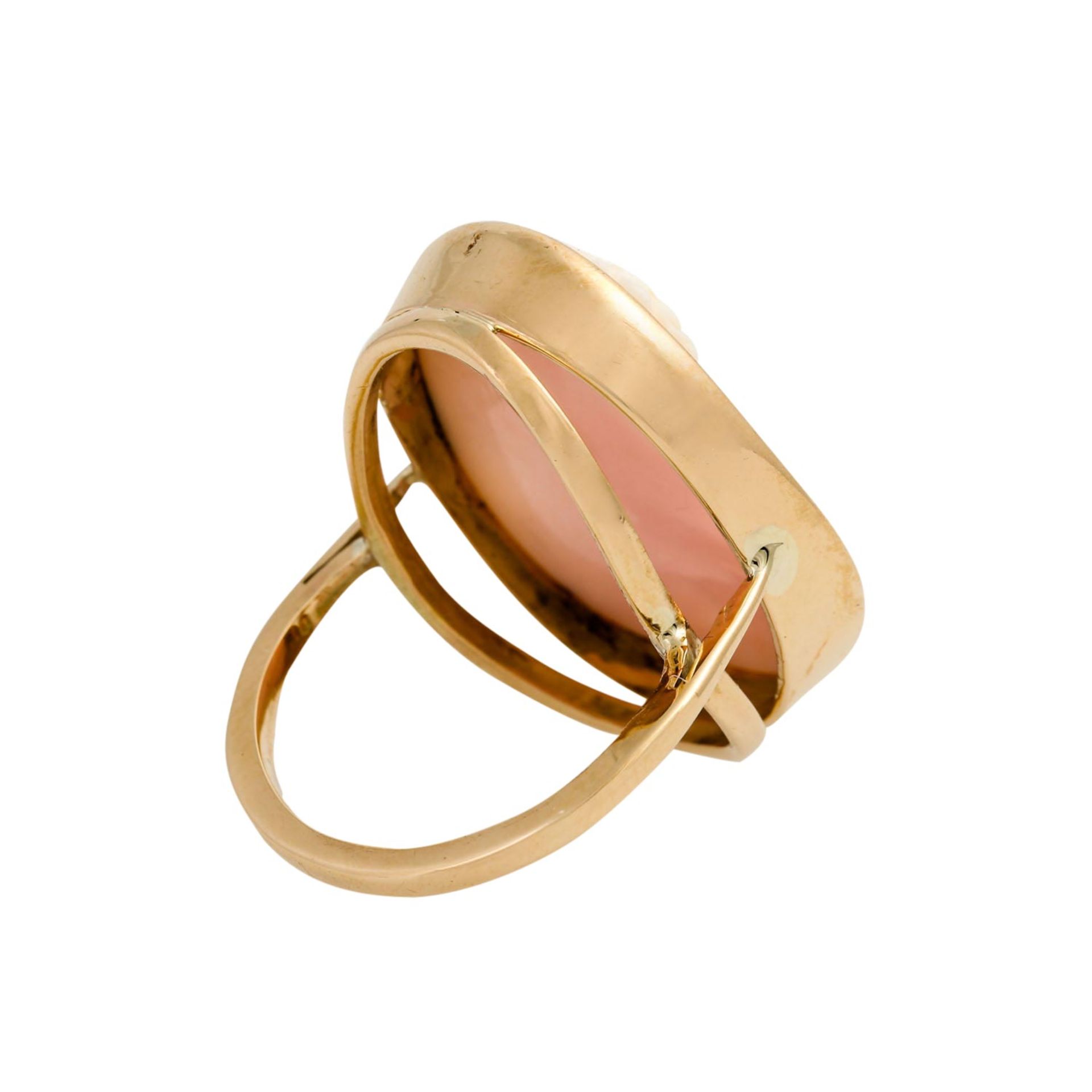 Ring mit Muschelkamee in weiß und rosé, RG 8K, RW: 52, Mitte 20. Jh., minimale Trage - Bild 3 aus 4